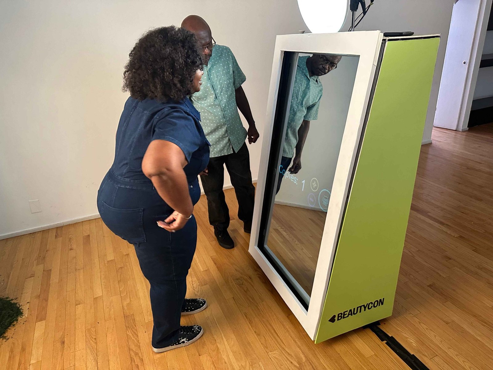 Guests using the Beautycon branded mirror booth