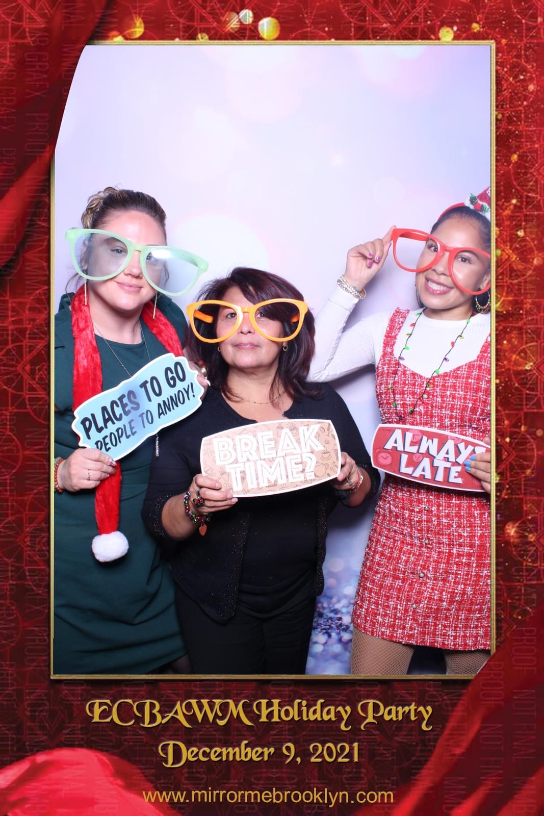 Couple kissing at the ECBAWM Holiday Party photo booth