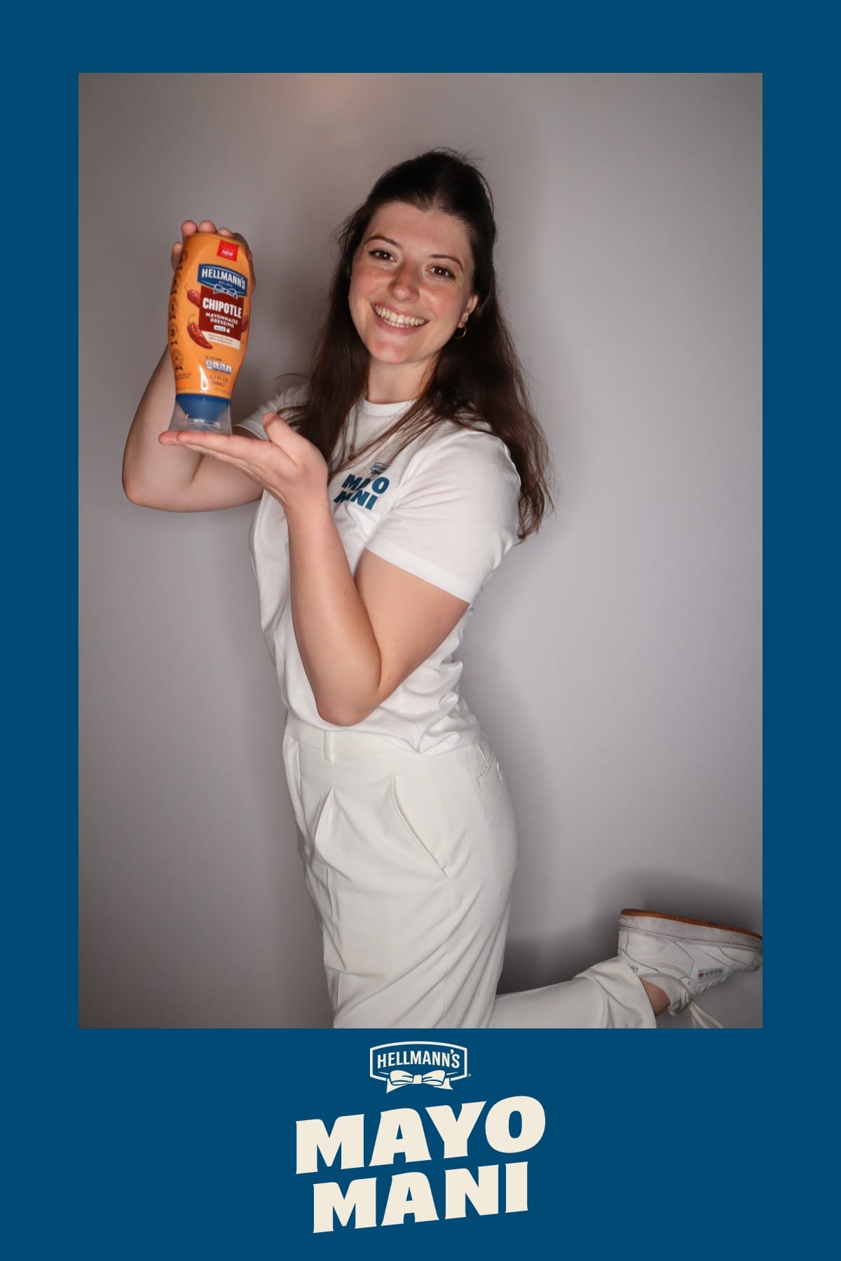 Couple posing together at the Hellmann's Mayo Mani activation photo booth